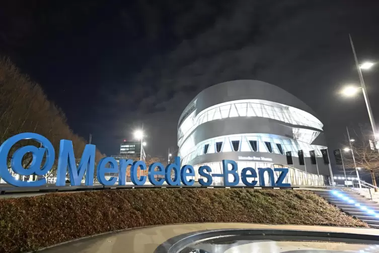 Blau und auffällig: Schriftzug vor dem Mercedes-Benz Museum in Stuttgart. 