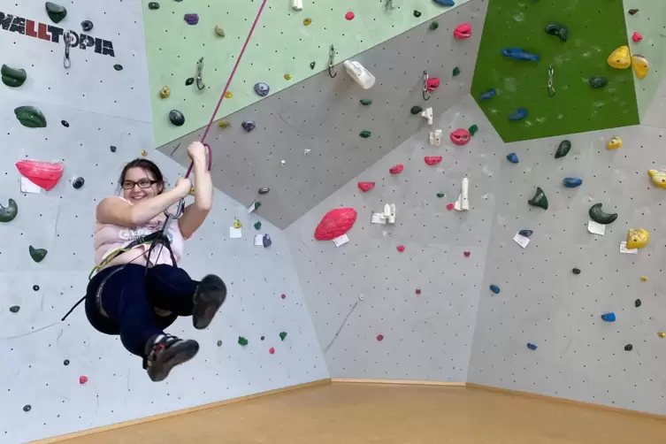 Susi macht die Affenschaukel Spa&szlig;. 
