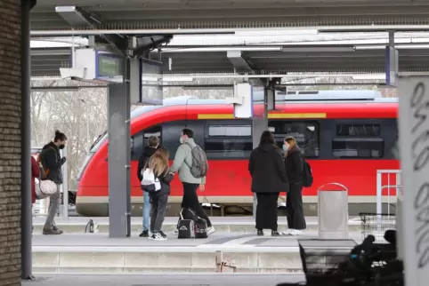 Der Landauer Bahnhof könnte noch stärker zur Drehscheibe des Nahverkehrs in Stadt und Region werden. 