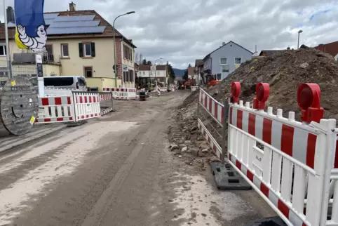 Eine Baustelle, so weit das Auge reicht: Die Edesheimer Staatsstraße wird abschnittsweise saniert. 