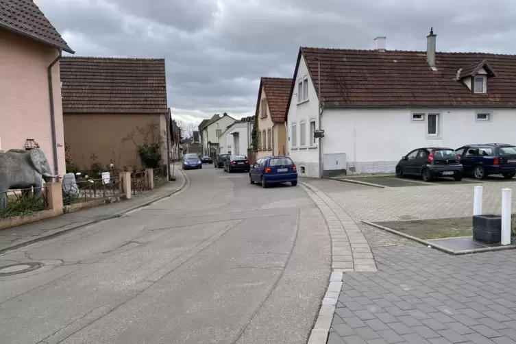 Leidtragende der gesperrten Ortsdurchfahrt sind Anwohner der Schlossstra&szlig;e, durch die verst&auml;rkt Blechlawinen rollen. 
