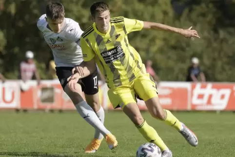 Jannik Styblo (rechts) spielt nun für Dudenhofen und trug zuvor das Trikot des FC Arminia, im Bild mit Adrian Malburg.