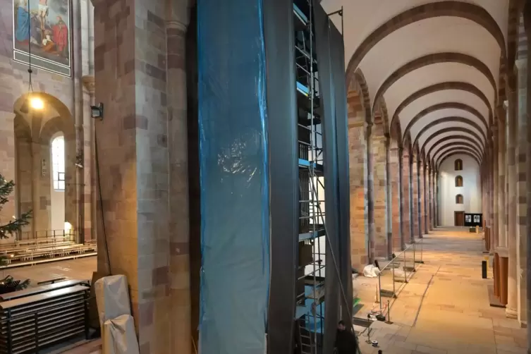 Chororgel: ist eingepackt, damit kein Staub eindringt. 