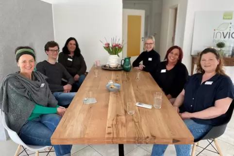 Jeannette Paulick, Marek Wenzel, Ingrid Genari (linke Seite, von vorn) sowie Agnes König, Andrea Kuntz und Katrin Schwacke bilde