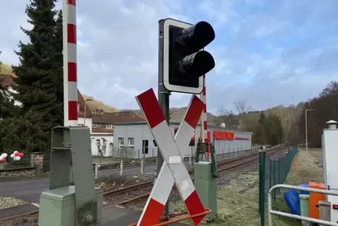 Am Bahnübergang in der Zufahrt der Spedition Weidler blieben am Freitagmorgen die Schanken unten. 