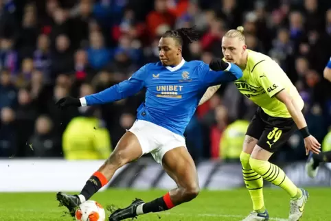  Joe Aribo (links) von den Rangers und Marius Wolf .