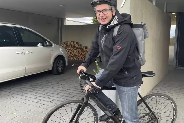 Andreas Schwarz pendelt zwischen Frankenthal und Ludwigshafen. L&auml;sst es das Wetter zu, steigt er aufs Rad.