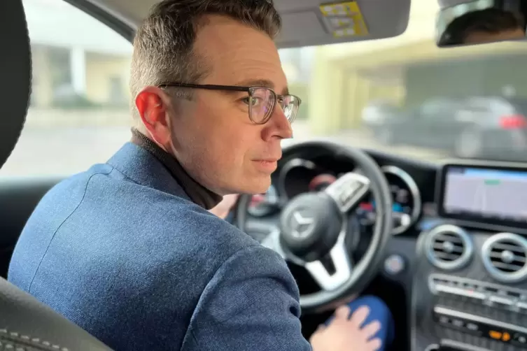 Auch Daniel Lips, 42, Leiter der Arbeitsagentur, pendelt &ndash; allerdings rhein&uuml;berquerend zwischen Ludwigshafen und Viernheim in He