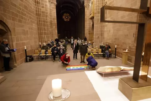 Rund 40 Menschen beteten am Donnerstagabend in der Stiftskirche für Frieden in der Ukraine.
