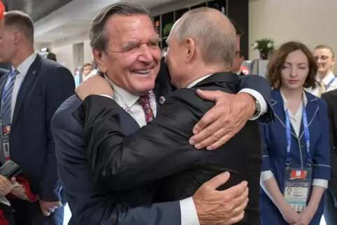 Gerhard Schröder umarmt Wladimir Putin am Rande des Eröffnungsspiels der Fußball-Weltmeisterschaft 2018 in Moskau. Den Angriff R