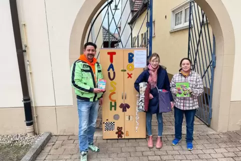 Ortsbürgermeister Volker Mansky eröffnet mit Gesine Adamer (Mitte) und Leonie Müller die Altriper Tauschbox. 