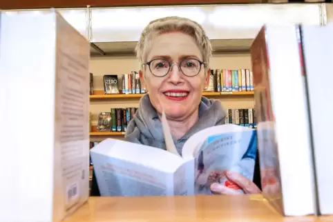 Die Arbeit als Bücherei-Chefin ist anders als die der Buchhändlerin, sagt Martina Feurer. Auf Literaturempfehlungen will sie sic