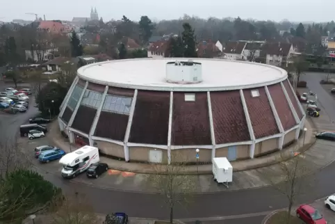 Die Rundsporthalle war in der Flüchtlingskrise als Notunterkunft hergerichtetworden. Aber sie ist längst abgerissen. 