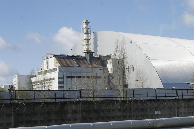 Eine Schutzhülle bedeckt den explodierten Reaktor von Tschernobyl.