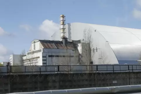 Eine Schutzhülle bedeckt den explodierten Reaktor von Tschernobyl. 