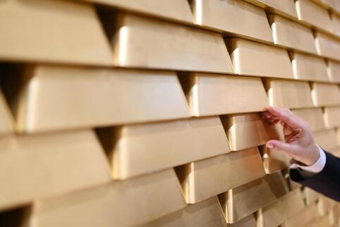Der Griff zu Gold gilt als sichere Geldanlage. Der Preis kann aber stark schwanken.