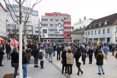In der Pfalz gab und gibt es viele Kundgebungen gegen den russischen Überfall auf die Ukraine – wie hier in Kaiserslautern auf d