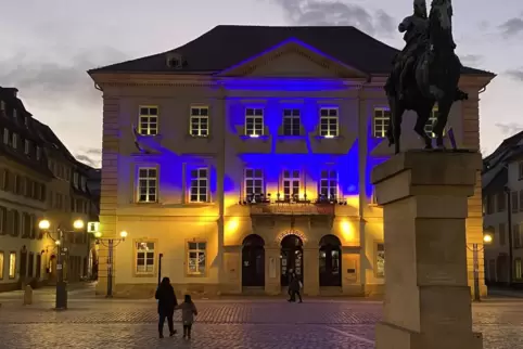 Das Landauer Rathaus ist zum Zeichen der Solidarität in den ukrainischen Nationalfarben Blau-Gelb angestrahlt. 