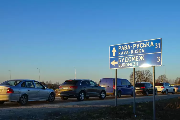 An der ukrainisch-polnischen Grenze stauen sich die Fahrzeuge von Fl&uuml;chtlingen. 