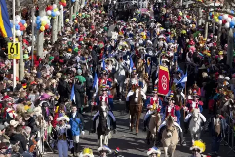 Dichtes Getümmel: Vor der Pandemie kam zum Mainzer Rosenmontagsumzug oft etwa eine halbe Million Menschen. 