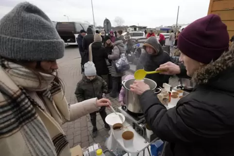 Ukrainer, die es über die Grenze nach Polen geschafft haben, werden in Medyka von Hilfsorganisationen versorgt.