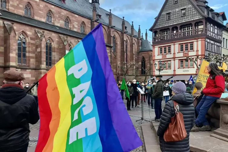 Auf dem Marktplatz trafen sich rund 100 Menschen zu einer Mahnwache. 