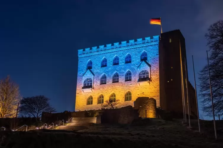 Als Zeichen der Solidarität wird auch das Hambacher Schloss in den Farben der Flagge der Ukraine Blau-Gelb beleuchtet.