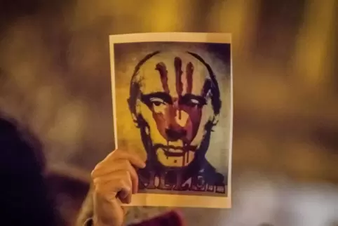 Wladimir Putin lässt Blut fließen: Protestbild auf einer Demonstration gegen den Überfall Russlands auf die Ukraine. 