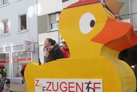 Die ZFF – hier ihr Wagen 2017 – ziehen am Sonntagnachmittag 30 Kilometer mit Fahrzeugen durch die Stadt.