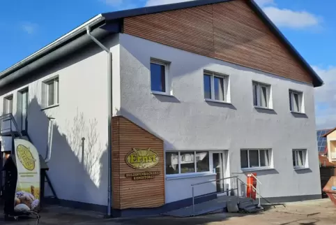Die Brandspuren sind beseitigt, am Mittwoch öffnet die Landbäckerei Ernst nach 17-monatiger Zwangspause wieder. 