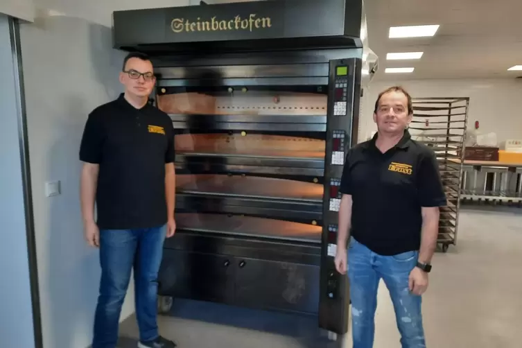 Die n&auml;chste B&auml;cker-Generation steht bereit: Niklas Ernst (links) ist in den Betrieb seines Vaters Stefan eingestiegen. 