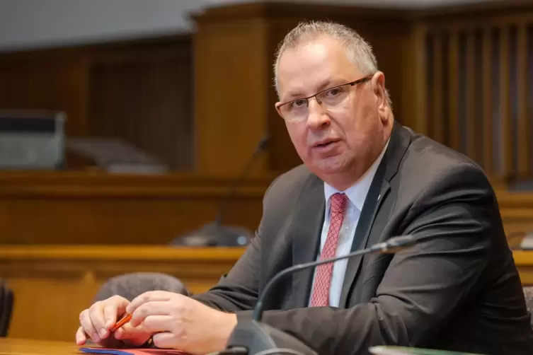 Der suspendierte Homburger Oberbürgermeister Rüdiger Schneidewind (SPD) Ende Januar 2019 zu Beginn des Prozesses wegen Untreue i