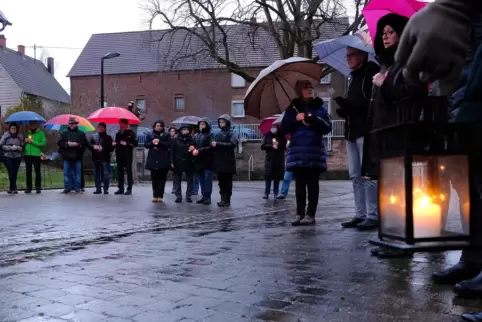 Rund 35 Menschen haben sich am Freitagabend auf Einladung von Pfarrerin Verena Krüger auf dem Dorfplatz Großsteinhausen zu einem