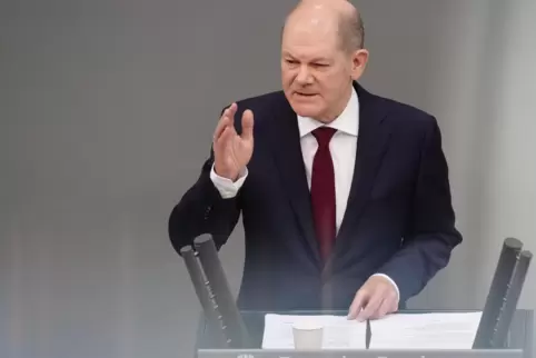Bundeskanzler Olaf Scholz (SPD) kündigt eine deutliche Aufrüstung für die europäische Sicherheit an.