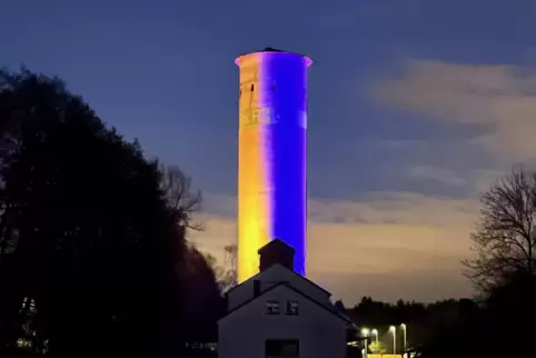 Blau-gelb leuchtet der Turm des Raiffeisengebäudes in Reichenbach-Steegen. 