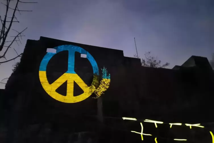 Das Symbol für Peace, also Frieden, wurde übers Wochenende auf die Wolfsburg gebeamt. 
