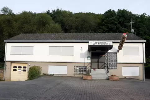 Marode und nicht barrierefrei: Das bisherige Dörnbacher Bürgerhaus soll abgerissen und durch einen Neubau ersetzt werden. In den Marode und nicht barrierefrei: Das bisherige Dörnbacher Bürgerhaus soll abgerissen und durch einen Neubau ersetzt werden. In den