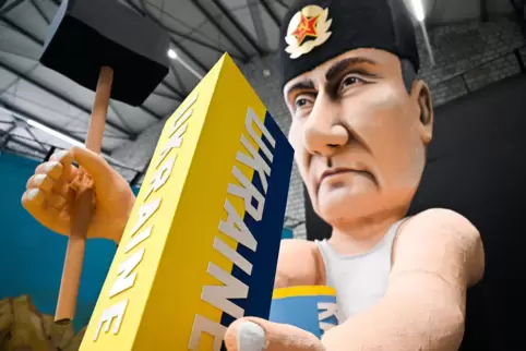 Köln: Ein Wagen für den mit dem Motiv „Putins Spielchen“. Der Rosenmontagszug wurde wegen des Kriegs abgesagt.