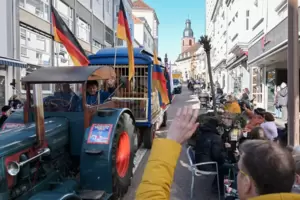 Gute-Laune-Fahrt in der Fußgängerzone - hier Jakel Bossert mit seinem Zirkuswagen. 
