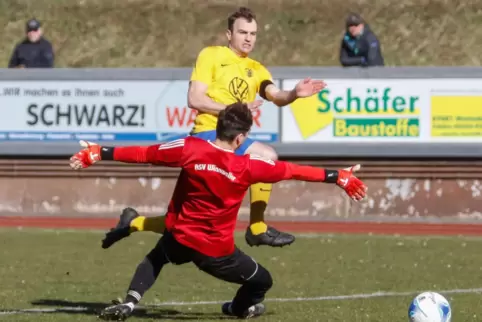 Stefan Linck ist auf dem Weg zum 1:0 für die SG Rockenhausen/Dörnbach. Winnweilers Torhüter Marc Mieger kommt zu spät. 