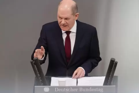 Bundeskanzler Olaf Scholz (SPD) bricht bei seiner Rede im Bundestag mit Kernelementen der bisherigen deutschen Sicherheitspoliti