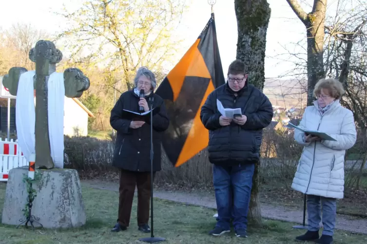 Von links nach rechts: Regina Mayer-Oelrich (Evangelischer Frauenkreis), Markus Schreiber (Kolpingfamilie) und Marlies M&uuml;ller (