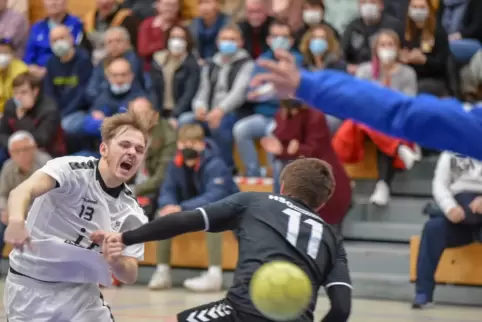 Arne Schäfer (links, mit Marco Schneider und HSG-Torhüter Felix Trapp) steuerte sechs Tore zum Heimsieg bei. 