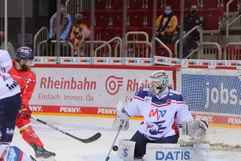 Adler-Torhüter Dennis Endras rettet beim Unterzahlspiel. 