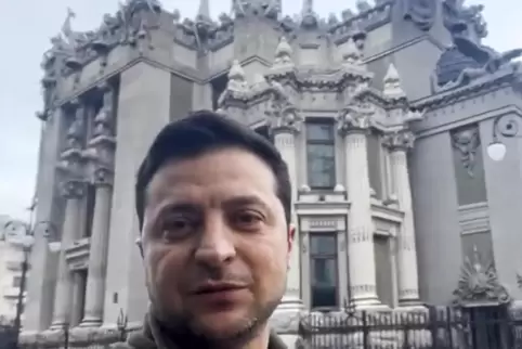Auf diesem vom Pressebüro des ukrainischen Präsidenten zur Verfügung gestellten Videostandbild spricht Wolodymyr Selenskyj, Präs