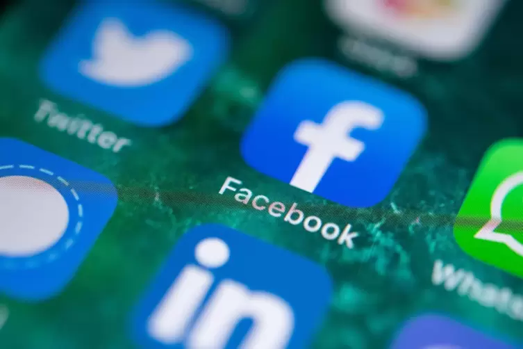 Auf Plattformen wie Facebook oder Twitter tauchen immer widder Falschmeldungen im ZUsammenhang mit dem Krieg in der Ukraine auf.