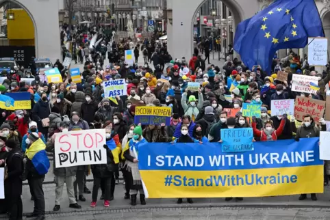 Bilder einer Demo gegen den Krieg in der Ukraine am Samstag in München. 