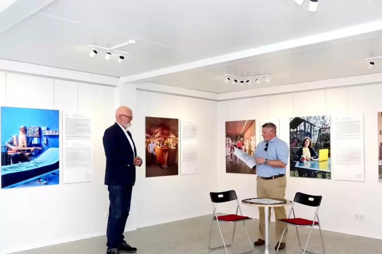Michael Geib (links) bei der Ausstellung &bdquo;H&auml;ngengeblieben/Stayed&ldquo; im September 2021: Der geistige Vater des DCR geht in Ruhestan
