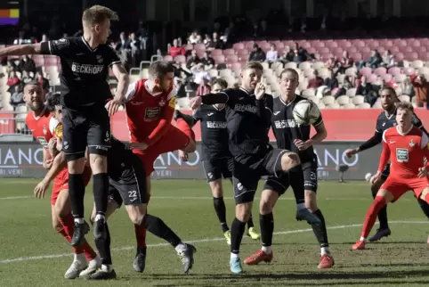 Standards als Stärke: Alexander Winkler köpft den Ball ins Tor des SC Verl. 