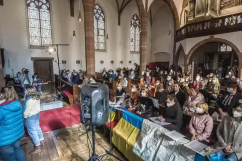 Sichtlich bewegt waren die Menschen aus der Ukraine, die im Gottesdienst in der Kirche Sankt Rochus um Hilfe für ihre Angehörige